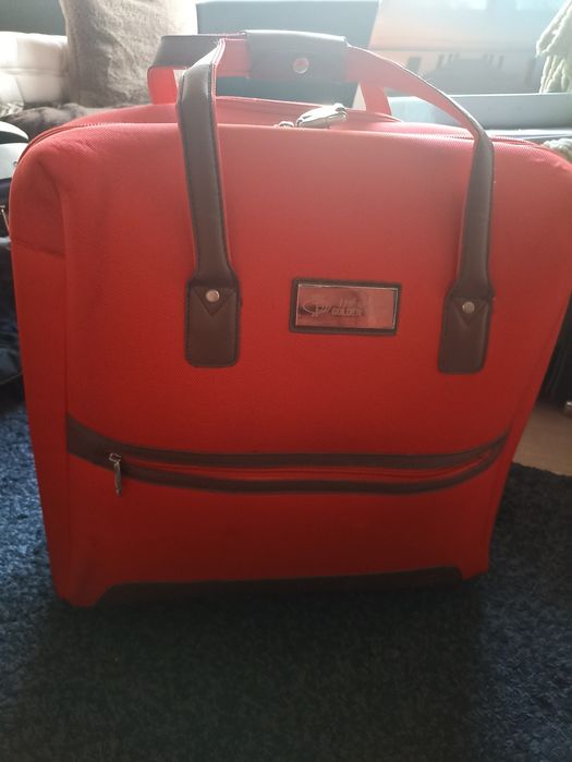 Продам дорожні валізи