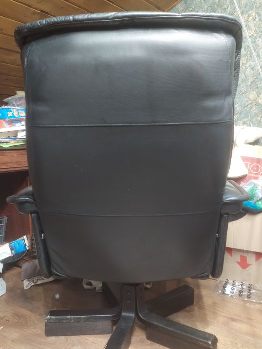 Шкіряне офісне поворотне крісло - реклайнер