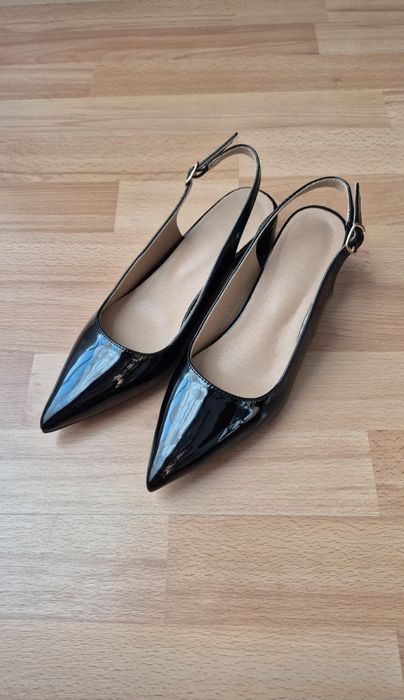 Czarne czółenka bez pięty na słupku z czubkiem w szpic