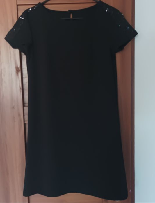Sukienka koktajlowa mała czarna cekiny elegancka wyjściowa prosty krój