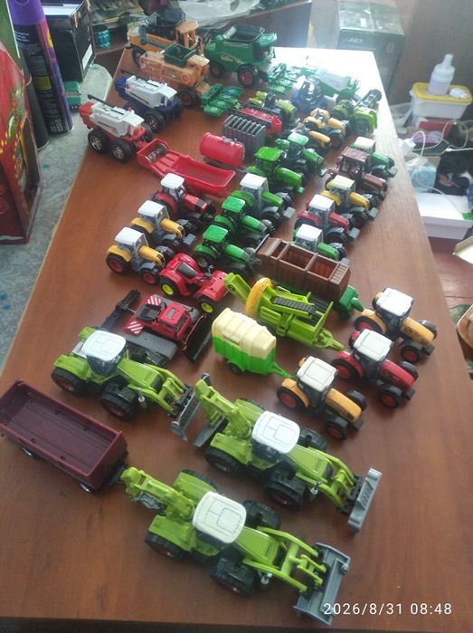 різні моделі тракторів і комбайнів моделі 1:87 ,1:64