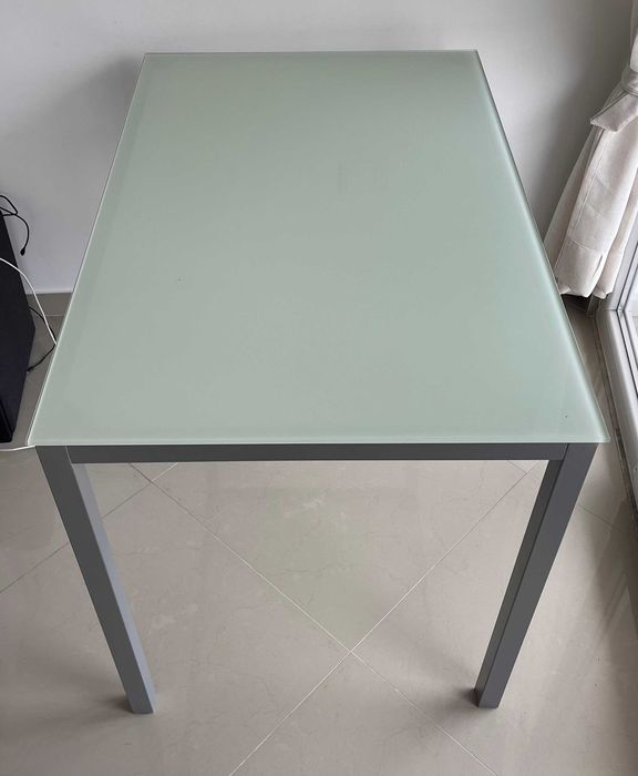 Mesa com tampo de vidro verde esmeralda
