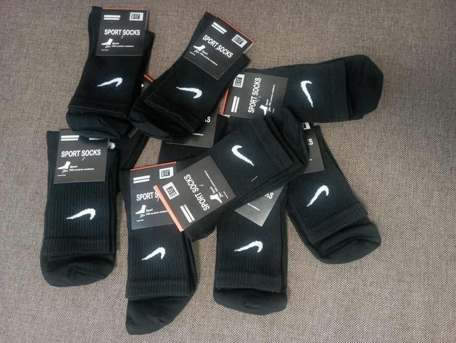 Шкарпетки Nike високі та середньої висоти.