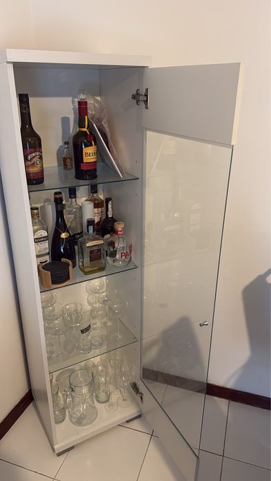 Móvel Bar Branco com Porta de Vidro e Prateleiras em Vidro