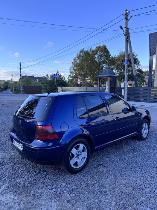 Volkswagen Golf. 4