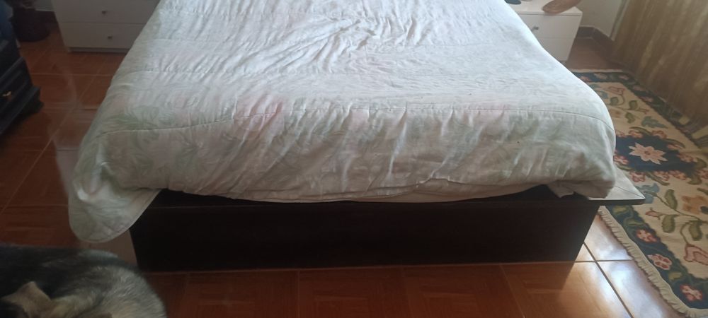 Vende se cama e mesas de cabeceira