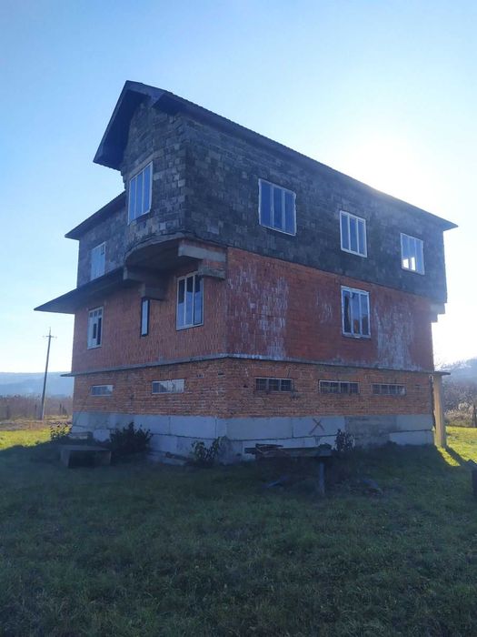 Продається будинок поблизу Івано-Франківська!