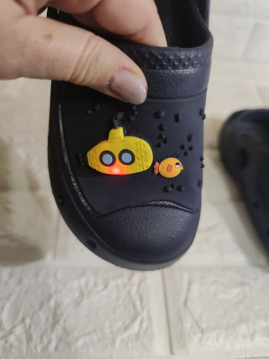 Крокси сабо сандалі з наліпками і мігалкой, розмір 26
Crocs
Підписатис