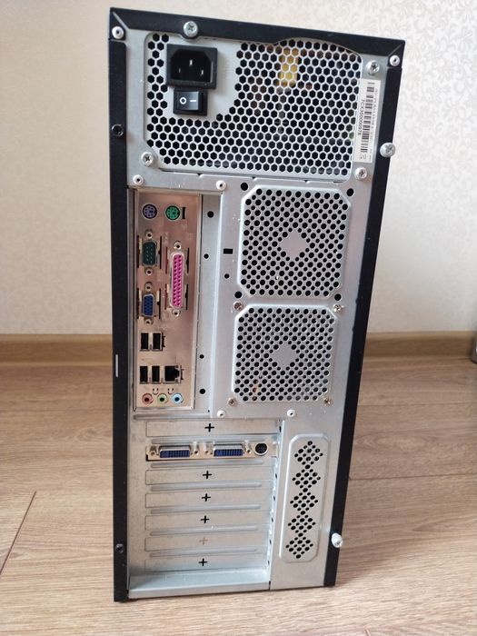 процесор, материнська плата, пам'ять, вінчестер CD-ROM, CD-RW, відеока