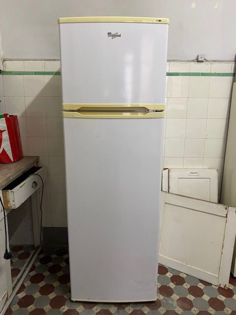 Frigorífico Whirlpool usado a funcionar bem