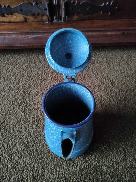Cafeteira antiga em esmalte azul