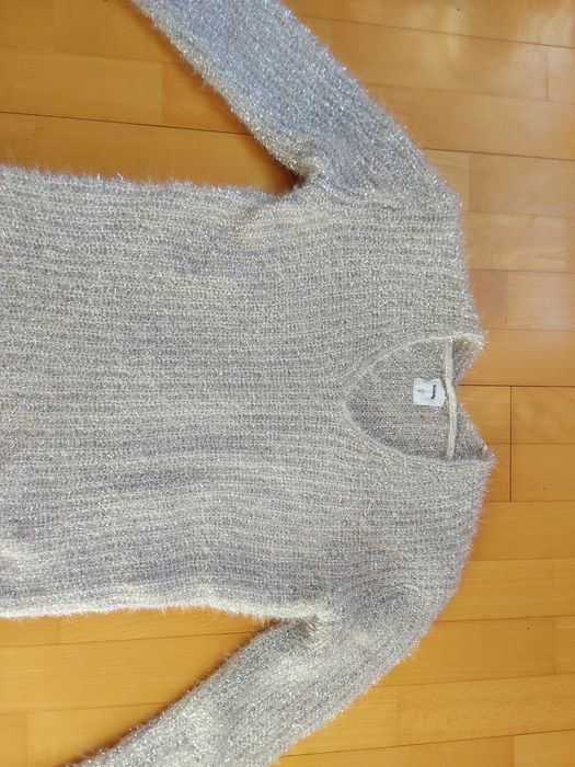 Szary błyszczący sweter
