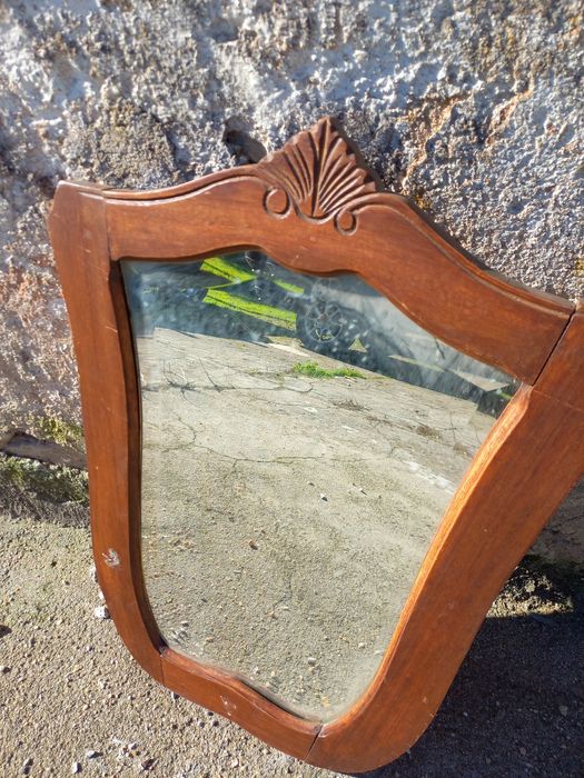 Espelho antigo com moldura em madeira