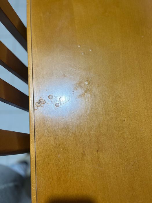 Mesa e cadeiras em madeira