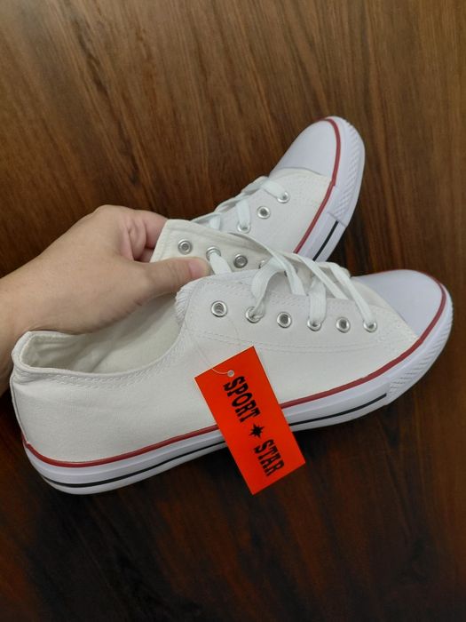 Białe nowe unisex tenisówki