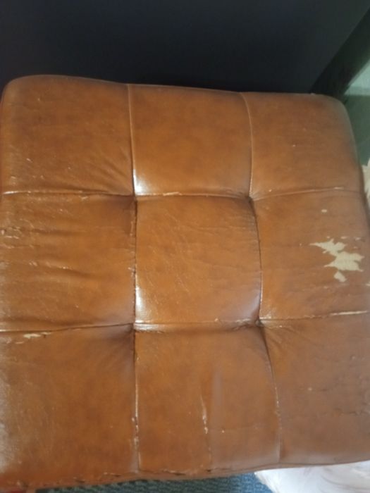 Продам  стіл книжку,, ліжко,стільці,килим.