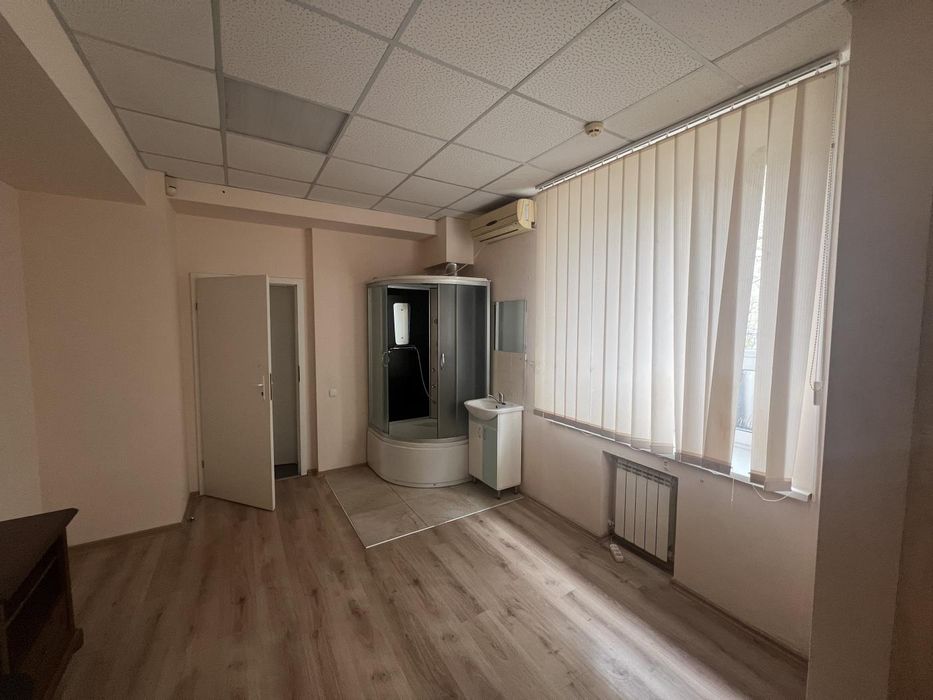 Продаж фасадного офісу 130 м² — вул. В. Лобановського (р-н Металургів)