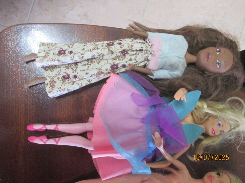 4 bonecas, algumas são Barbies