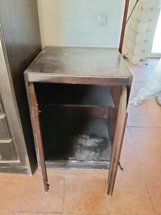 Móveis antigos em bom estado