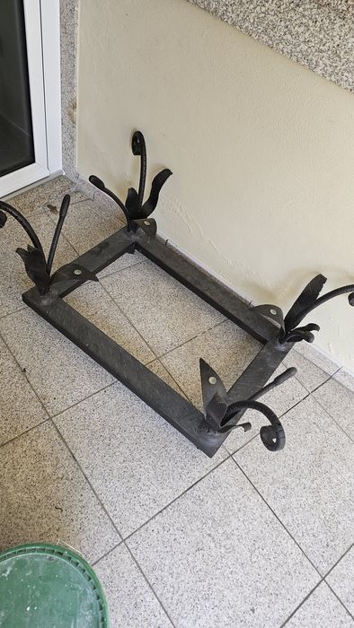 Mesa centro em ferro e vidro