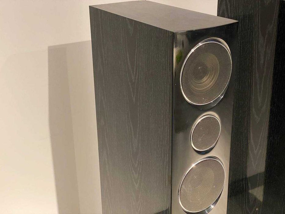 Потужна акустична система (48 кг), трьохполосні колонки Cortland