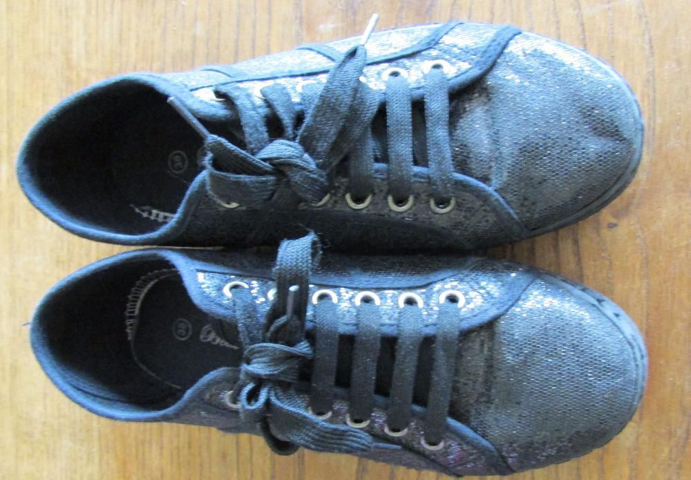 SALDOS Sapatilhas tipo VICTORIA-pretas com lantejolas