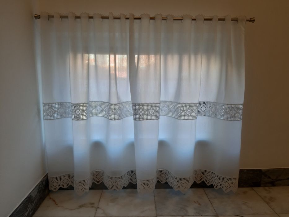 Vendo cortina branca.