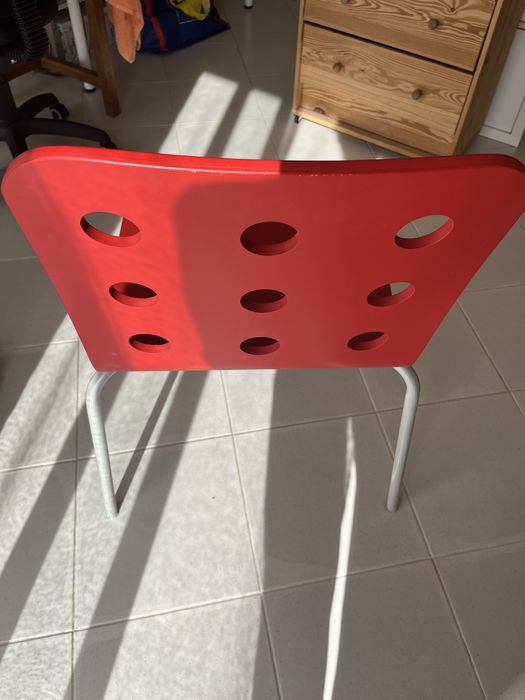 Cadeira IKEA com oferta de candeeiro