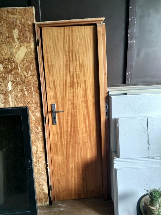 Uma porta 60×182