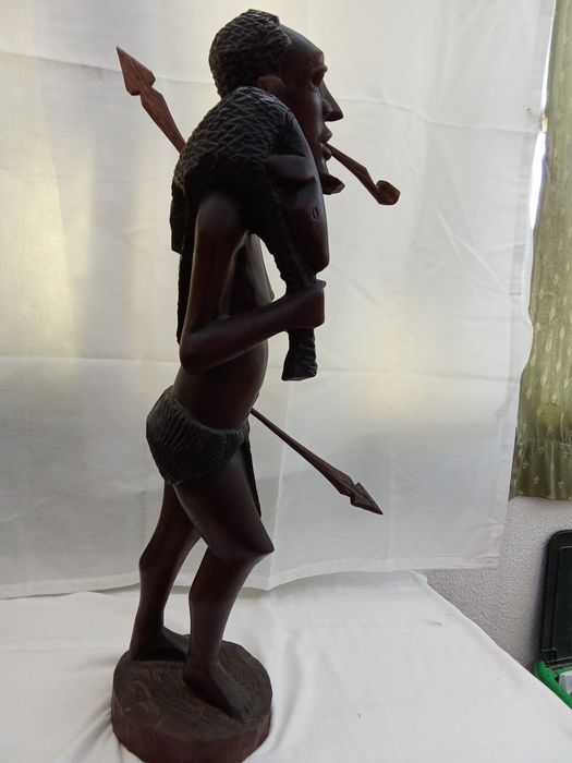 Estatueta em arte Africana, em madeira esculpida á mão.