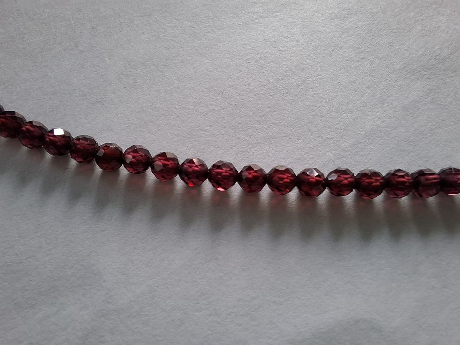 Чокер, намисто з натурального гранату