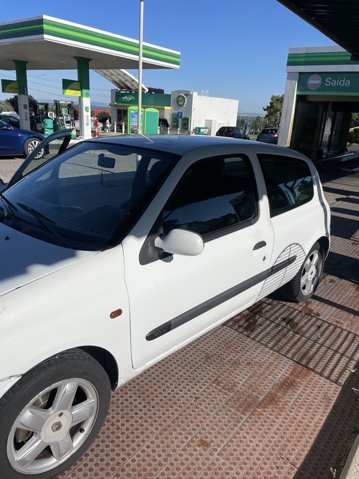 Renault Clio 1.2 16V – 2001 | Económico e Fiável