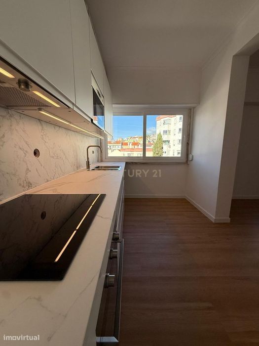 Apartamento T2 Remodelado na Amadora – Mina de Água – Pronto a Habitar — Mina De Água, Lisboa
