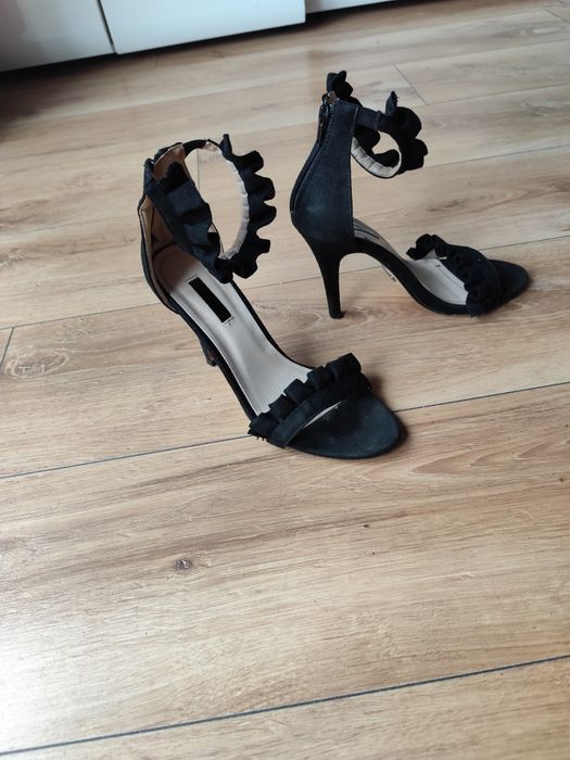 Śliczne szpilki z falbanami Quiz to rozmiar 39