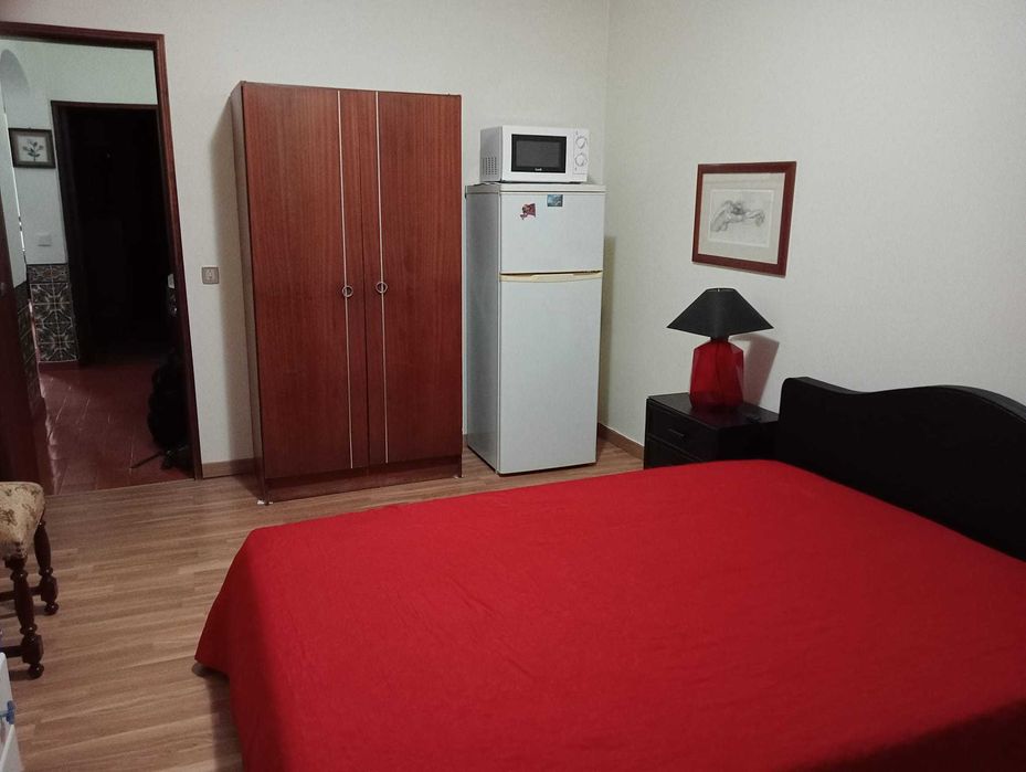 ALUGA-SE quarto só para UMA PESSOA
