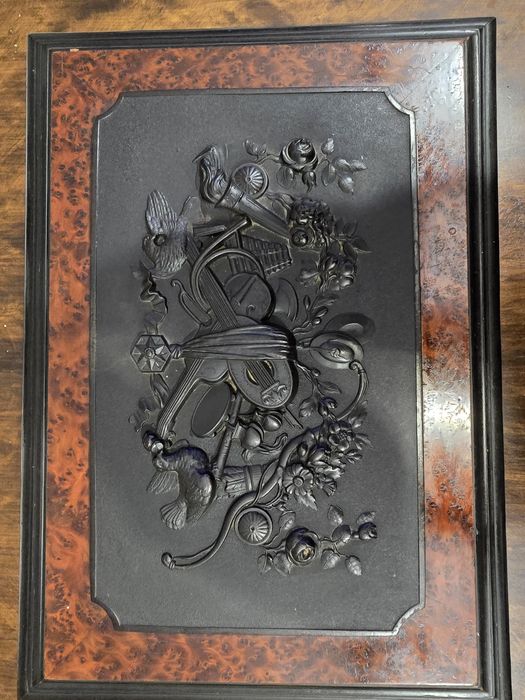 Stara szkatułka zdobiona