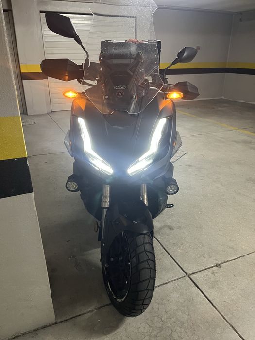 Honda ADV 350.