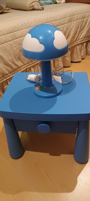 Mesa e candeeiro de decoração para crianças