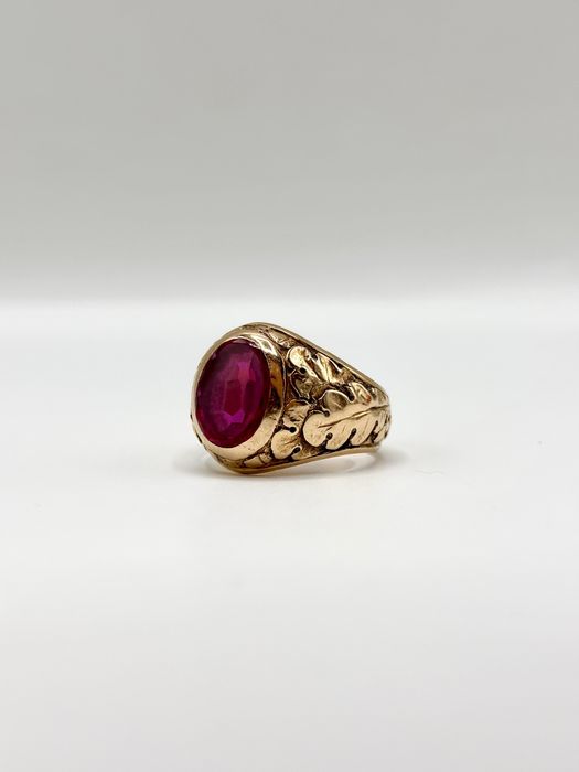 Sygnet złoty z malinowym oczkiem.