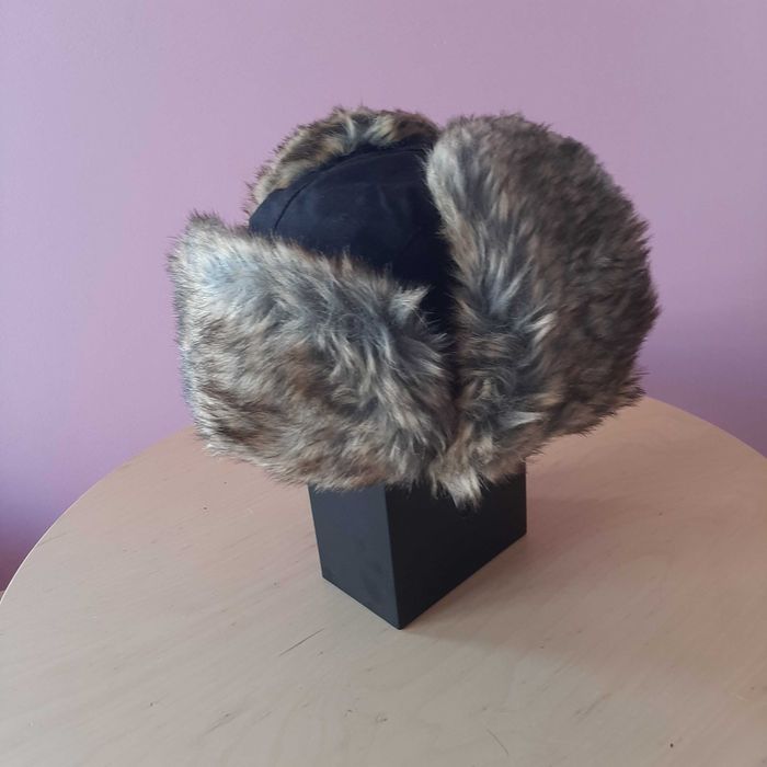 Chapéu Preto de Inverno com Pelo