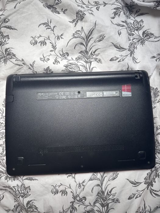 Laptop Asus x 102 b + SSD 220 Gb (powiekszony) + torba gratis