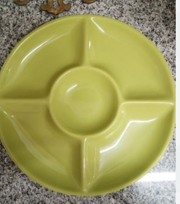 Prato de servir snacks, divisões aperitivos. Verde. Natal.