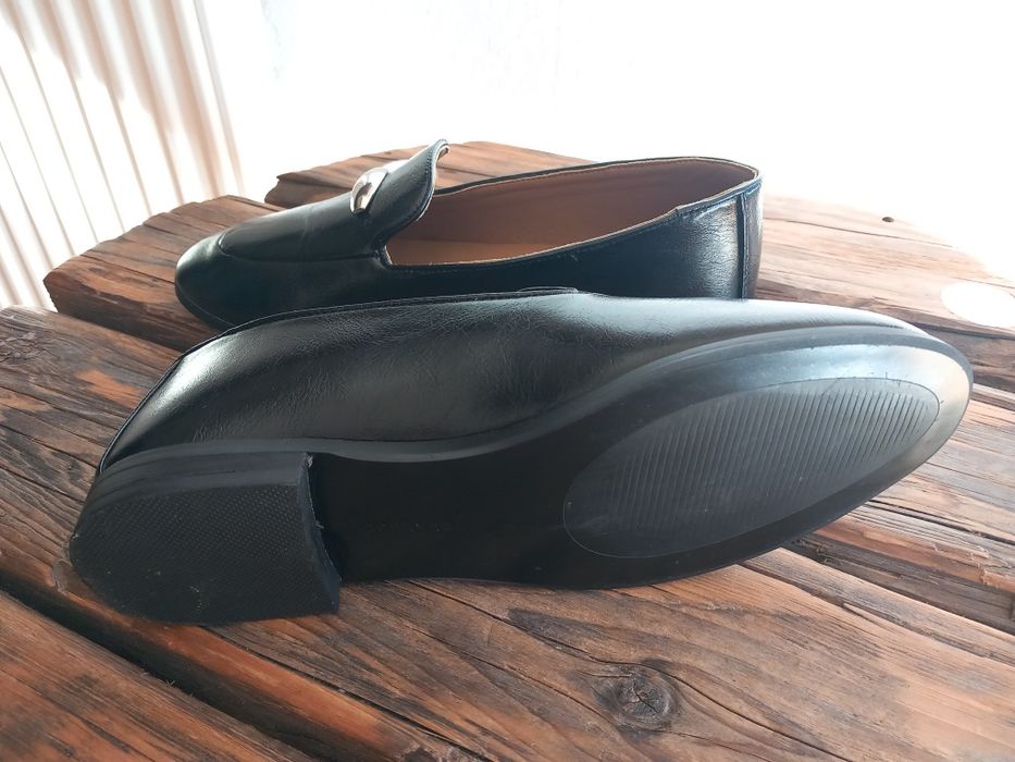 Skórzane czarne Loafersy Reserved.