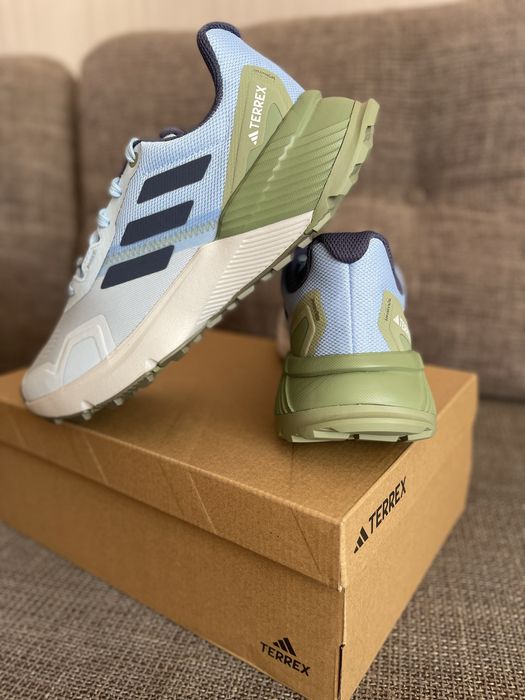 Продам жіночі трейлові кросівки Adidas