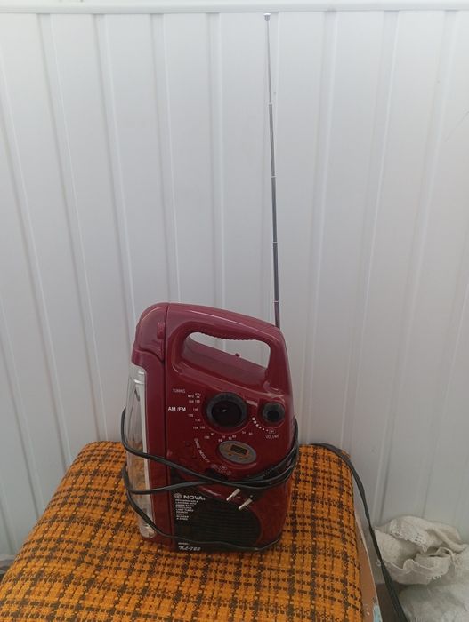 перезаряжаемый фонарь с AM/FM-радиоприемником Nova H4-782.