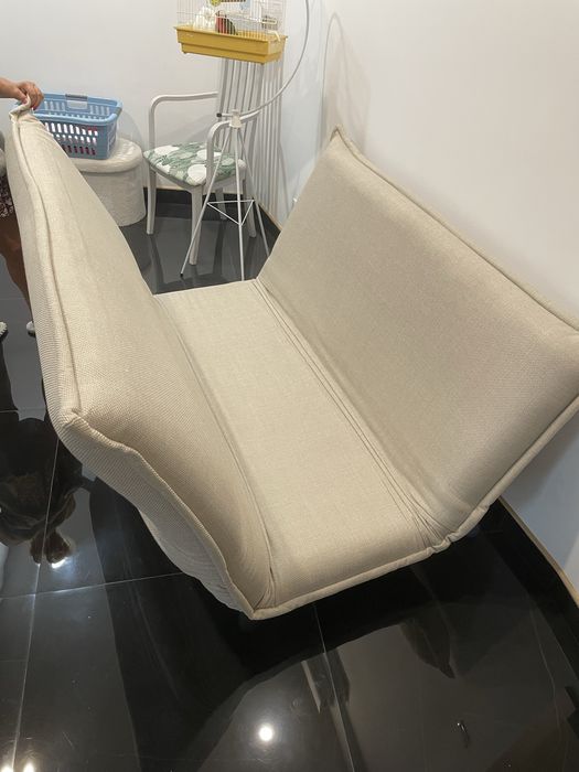 Sofá cama com duas almofadas.