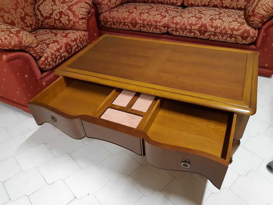 Mesa de centro com gaveta
