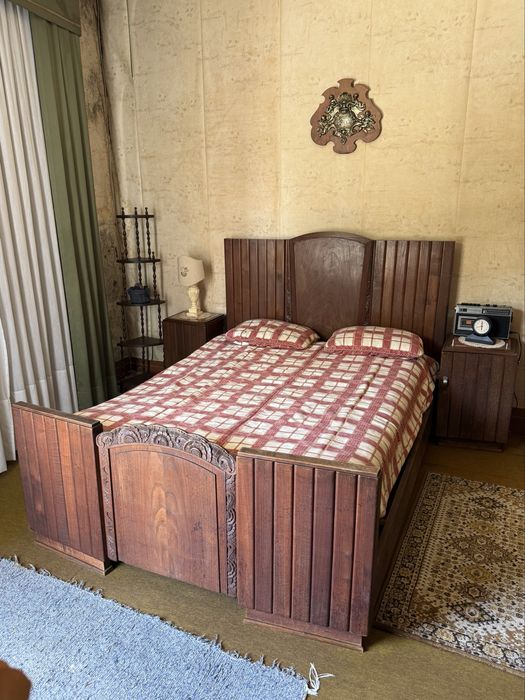 Conjunto de mobiliário para quarto de madeira dos anos 70: cama de casal, 2 mesas de cabeceira, roupeiro com espelho, cómoda com espelho e 2 cadeiras