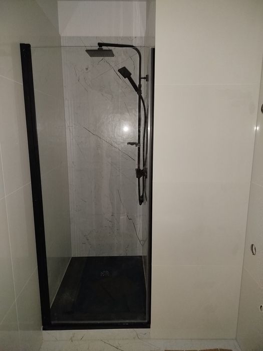 łazienki. kafelki. korytarze. schody. przedpokoje.