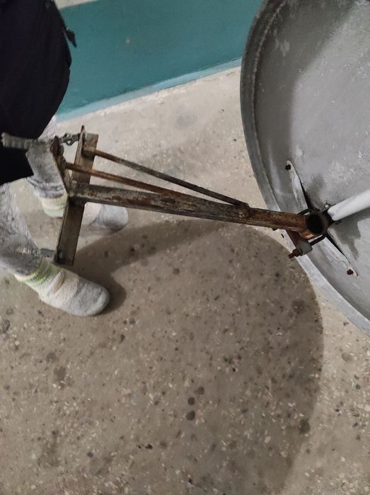 Супутникова антена з кронштейном